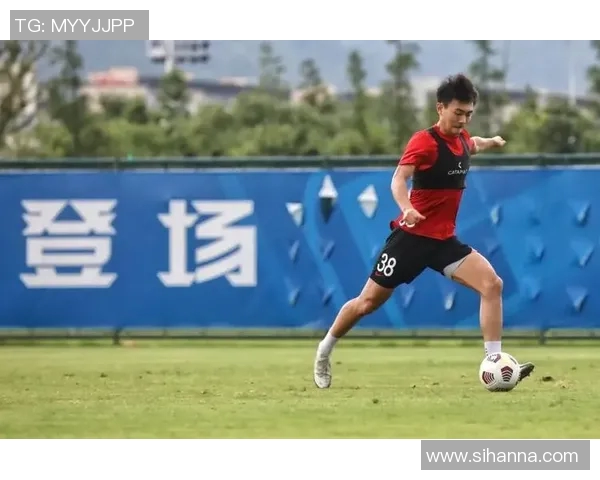 足球运动员的成长之路：从青训到职业生涯的蜕变与挑战